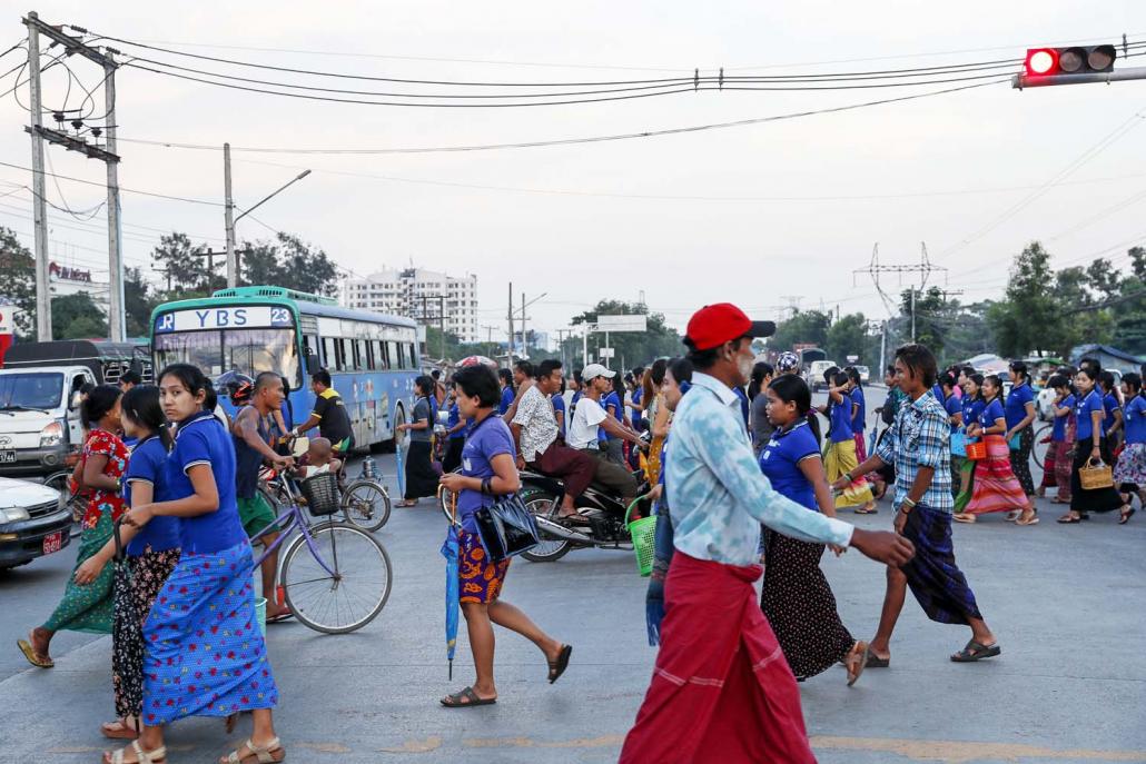 The evening rush hour as workers leave their factories. (Nyein Su Wai Kyaw Soe | Frontier)