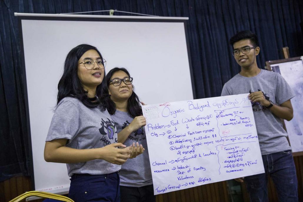 အောက်တိုဘာ ၂၆ က ရန်ကုန်မြို့လယ်ရှိ ဝိုင်အမ်စီအေ၌ ပြုလုပ်သော ရာသီဥတုပြောင်းလဲမှုဆိုင်ရာ တက်ကြွလှုပ်ရှားသူလူငယ်များအတွက် အလုပ်ရုံသင်တန်း။ ဓာတ်ပုံ - ငြိမ်းဆုဝေကျော်စိုး