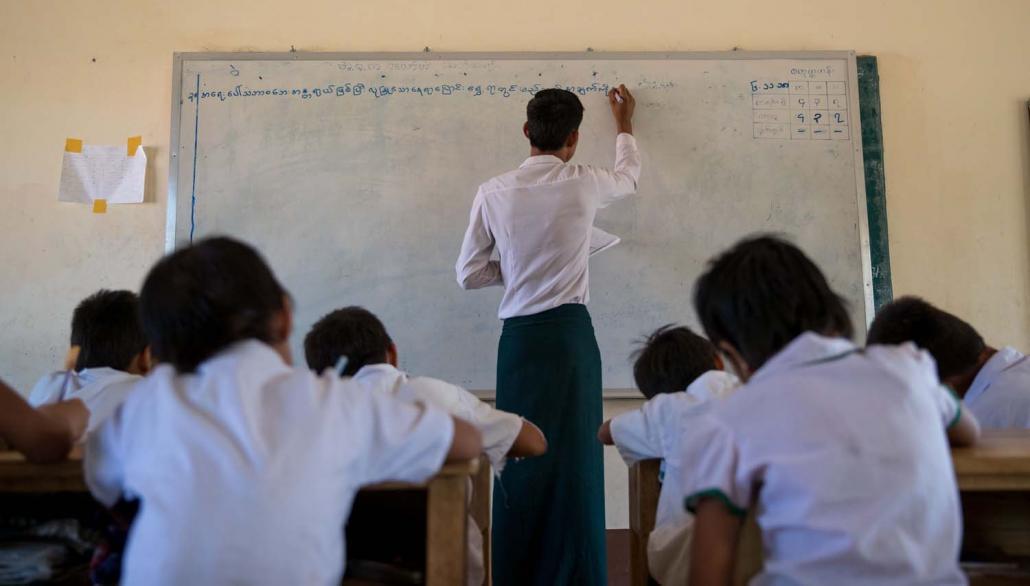 U Nay Zaw teaches a class at Pa Yaw He. (Nyein Su Wai Kyaw Soe | Frontier)