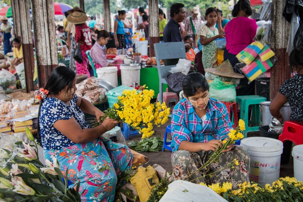 Flower sellers at the Thiri Mingalar market in Yangon. (Nyein Su Wai Kyaw Soe | Frontier)