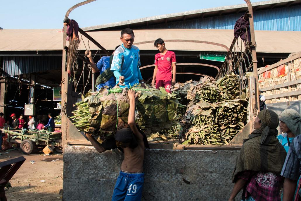 Workers unload flowers at the Thiri Mingalar market in Yangon. (Nyein Su Wai Kyaw Soe | Frontier)