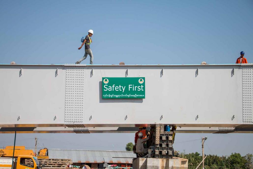 A construction worker walks across the bridge that is being built to connect Bilu Kyun with the mainland. (Nyein Su Wai Kyaw Soe / Frontier)