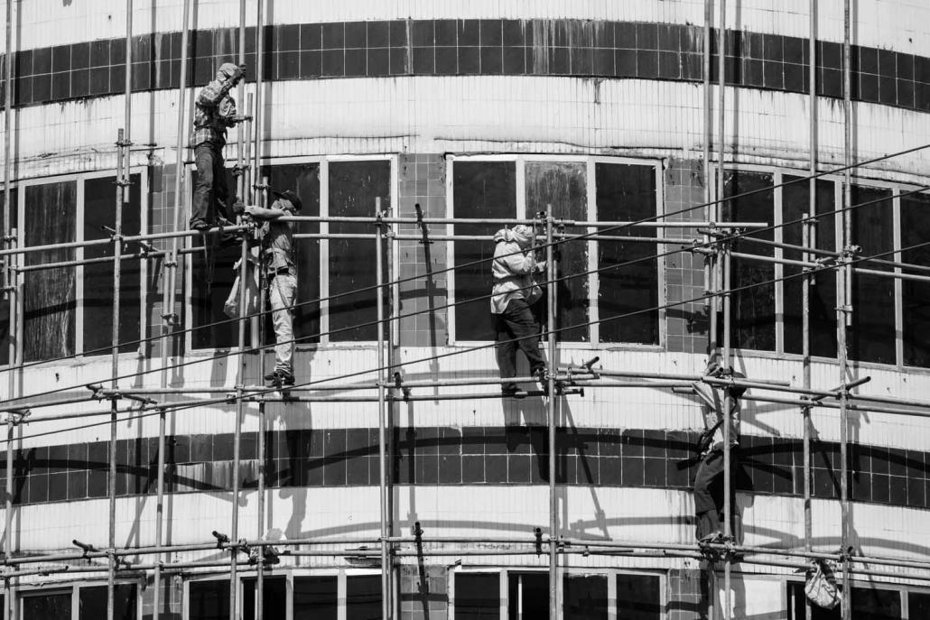 Safety standards vary significantly at Yangon construction sites. (Nyein Su Wai Kyaw Soe | Frontier)