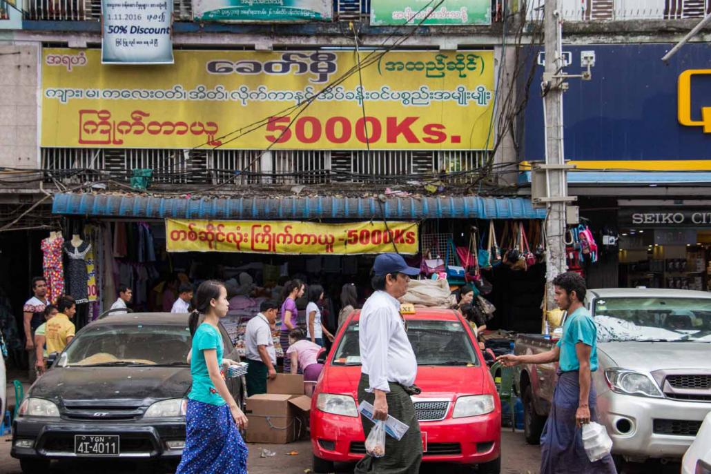 Concern over foreigners working on construction sites and in retail businesses appears has given impetus to the draft Foreign Workers Law. (Nyein Su Wai Kyaw Soe / Frontier)