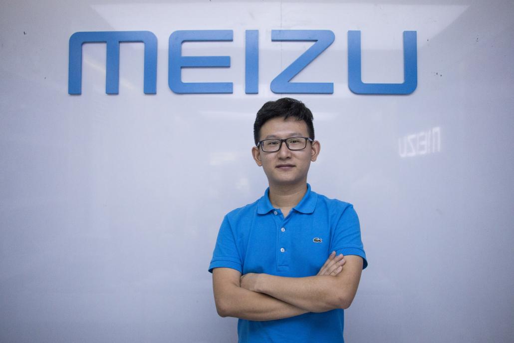 Meizu ရဲ့ မြန်မာနိုင်ငံတာဝန်ခံ Mr Xiao Li ကို လသာလမ်းရှိ Meizu အရောင်းပြခန်း၌ တွေ့ရစဉ်။ ဓာတ်ပုံ-ငြိမ်းဆုဝေကျော်စိုး