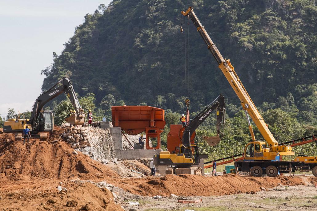 Earthmoving equipment at the Mount Lun Nya quarry. (Nyein Su Wai Kyaw Soe | Frontier)