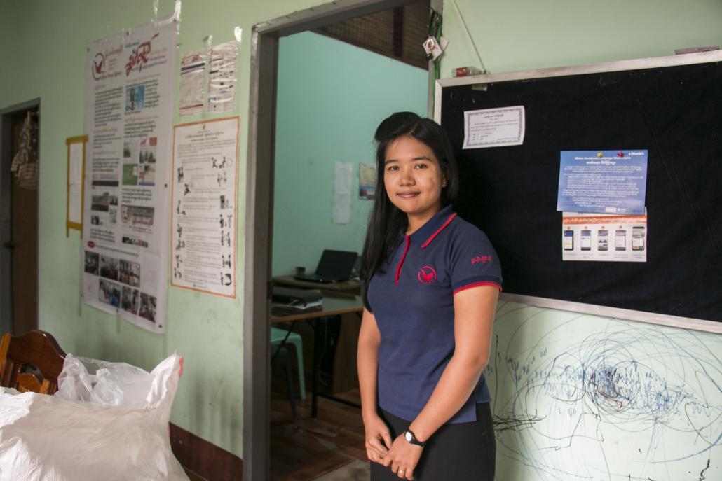 မော်လမြိုင်မြို့မှ ဂျာနယ်လစ်တစ်ဦးဖြစ်သူ မစန္ဒာမွန်သည် ၂၀၁၆ ခုနှစ်တွင် multi-level marketing အစီအစဉ်တစ်ခုသို့ ဆွဲဆောင်သိမ်းသွင်းခြင်း ခံခဲ့ရသည်။ ဓာတ်ပုံ-ငြိမ်းဆုဝေကျော်စိုး