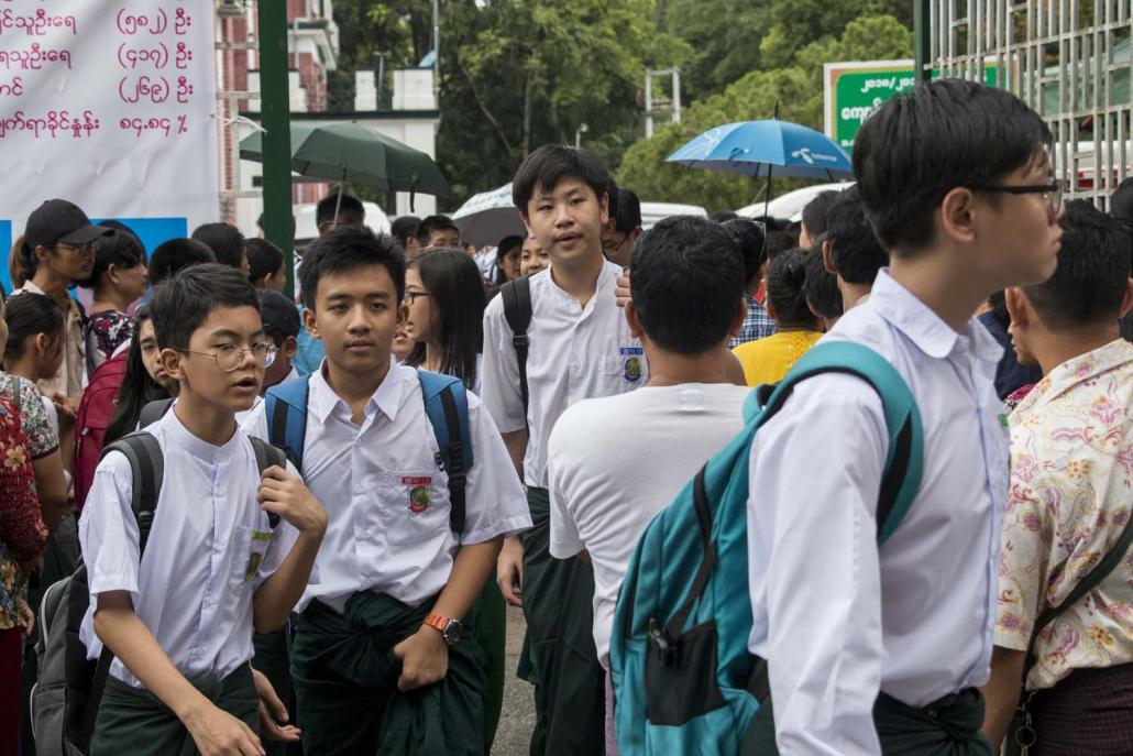 Students outside Basic Education High School 1 in Yangon's Dagon Township. (Nyein Su Wai Kyaw Soe | Frontier)