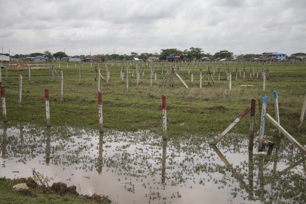 Stakes and wire mark the boundary of properties in 77 ward. (Nyein Su Wai Kyaw Soe | Frontier)