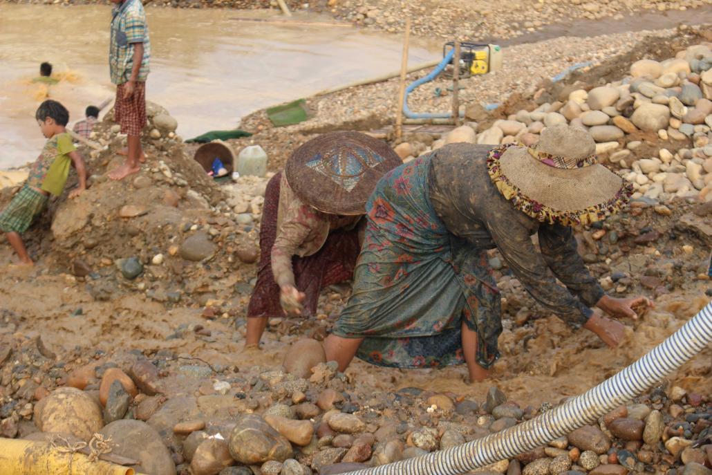 ကျော်က်တွင်း၌ အလုပ်လုပ်ကိုင်ရမှုမှာ ပင်ပန်းပြီး အလုပ်ချိန်ကလည်း ရှည်လျားလှသည်။ ထို့ကြောင့် အများစုက ပင်ပန်းမှုဒဏ်ခံနိုင်စေရေးအတွက် အလုပ်မစမီ မူးယစ်ဆေးသုံးစွဲကြလေ့ရှိသည်။ ဓာတ်ပုံ- Supply