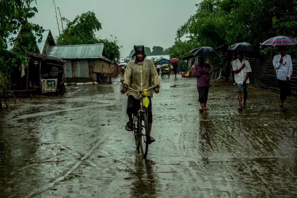 ရခိုင်ပြည်နယ်ရှိ ဒုက္ခသည်စခန်း တစ်ခုအတွင်း စက်ဘီးဖြင့် သွားလာနေသည့် မွတ်ဆလင် တစ်ဦးအား တွေ့ရစဉ်။ ဓာတ်ပုံ - မာရို ဗာလီ