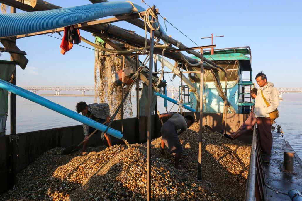 Gravel is extracted from the river on to a boat in Pakokku Township, Mandalay Region. (Victoria Milko | Frontier)