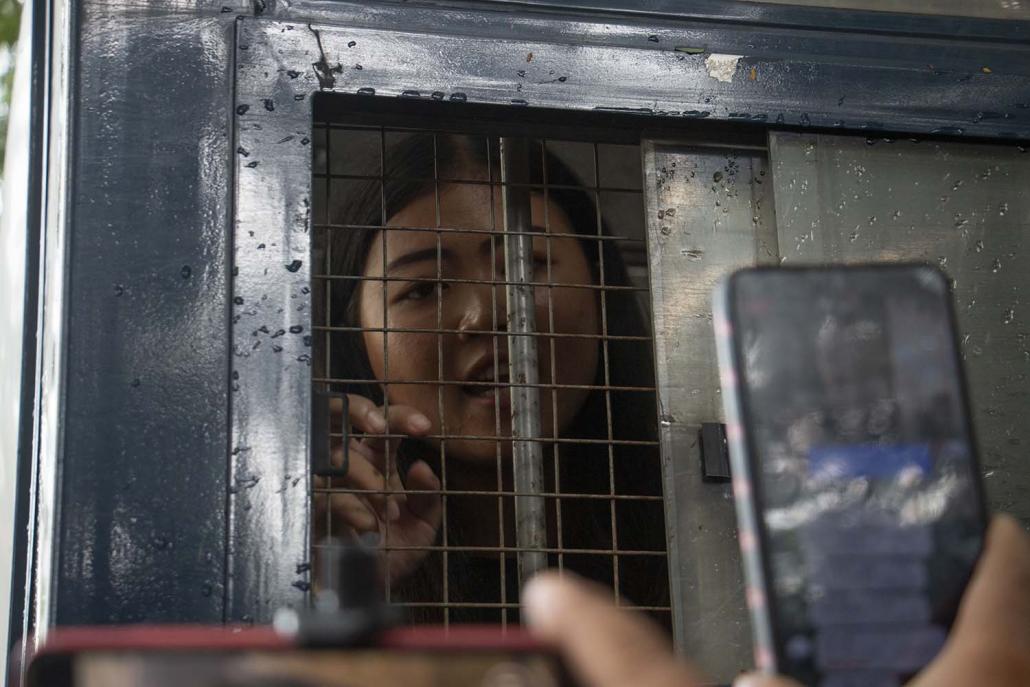 Seng Nu Pan speaks to supporters from the police car on the way to Myitkyina prison. (Zau Ring Hpra | Kachin Times)