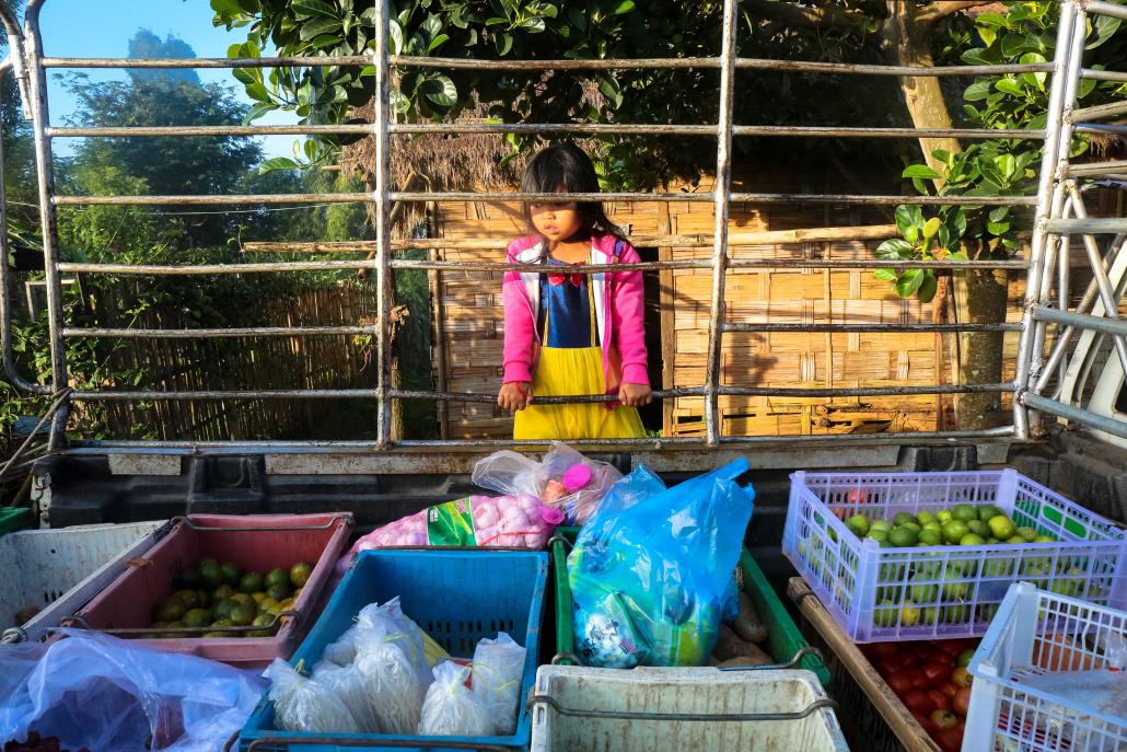 Thai vendors come to the Koung Jor refugee camp early in the morning to sell food and other supplies. (Victoria Milko | Frontier)