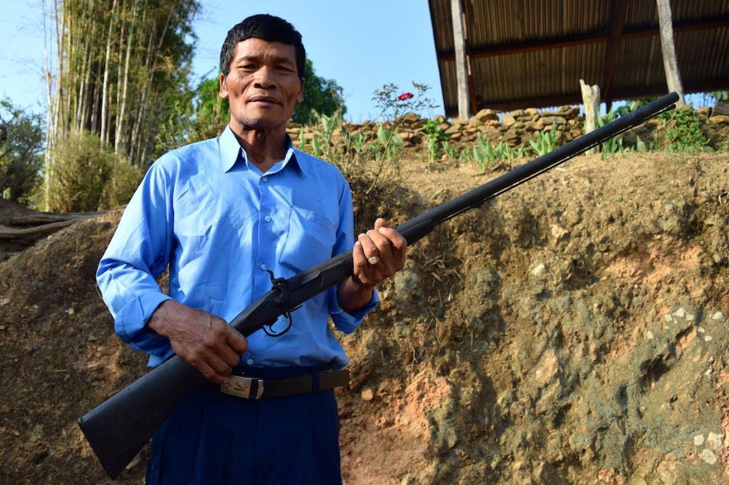ရှေးဆိုရိုးတစ်ခုအရ ချင်းအမျိုးသား တစ်ယောက်သည် သူ၏ ဇနီး၊ သူ၏ အိမ်နှင့် သူ၏ သေနတ်ကို တန်ဖိုး အထားဆုံး ဖြစ်သည်။ ဓာတ်ပုံ - ရှားလော့ အင်္ဂလန်