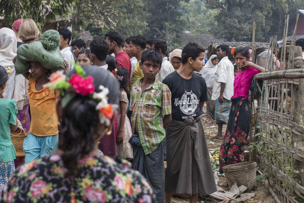 Local residents at a mixed Buddhist-Muslim market on the outskirts of Mrauk-U (Nyein Su Wai Kyaw Soe | Frontier)