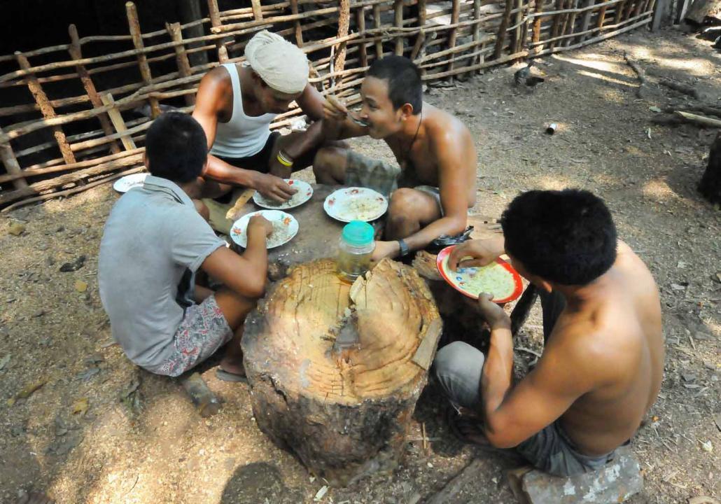 မွန်ပြည်သစ်ပါတီက ဖွင့်လှစ်ထားသည့် ပြန်လည်ထူထောင်ရေးစခန်း။ ဓာတ်ပုံ - စတိဗ် တစ်ခ်နာ