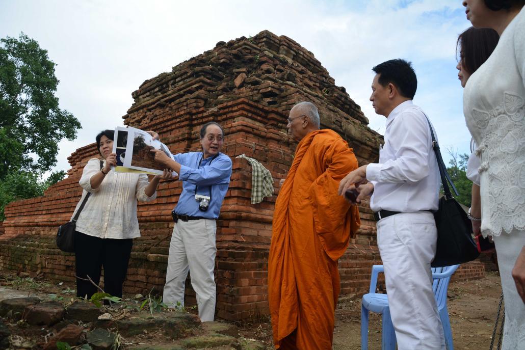 ၂၀၁၃ ခုနှစ် အောက်တိုဘာ ၃ ရက်၌ ဦးမစ်ကီဟတ်က ထိုင်းအဖွဲ့တစ်ဖွဲ့အား လင်းဇင်းကုန်းသုသာန်ရှိ ထိုင်းဘုရင် ဥဒုမ္ဗရအုတ်ဂူဖြစ်မည်ဟု ယူဆထားကြသည့်နေရာကို ပြသနေစဉ်။ ဓာတ်ပုံ - တေဇလှိုင်