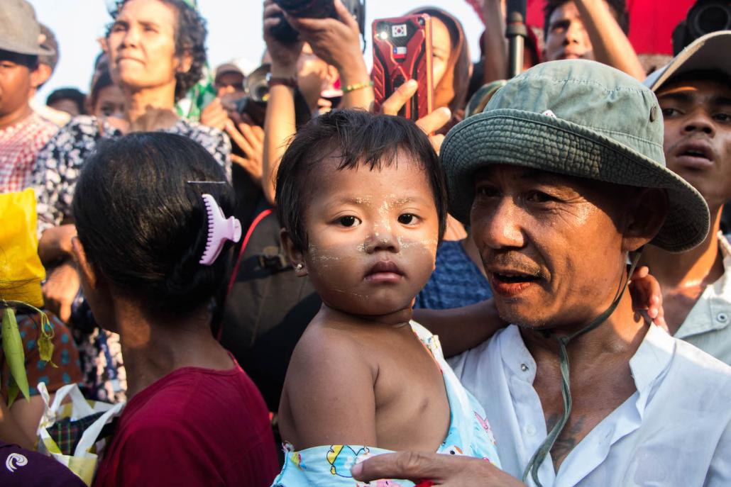 A child waits for her mother to be released from Insein Prison. (Thuya Zaw | Frontier)