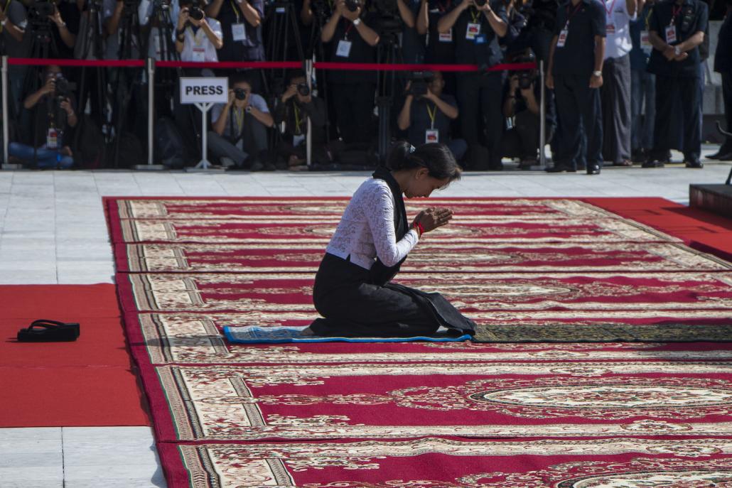 State Counsellor Daw Aung San Suu Kyi paid respects to her late father. (Thuya Zaw | Frontier)