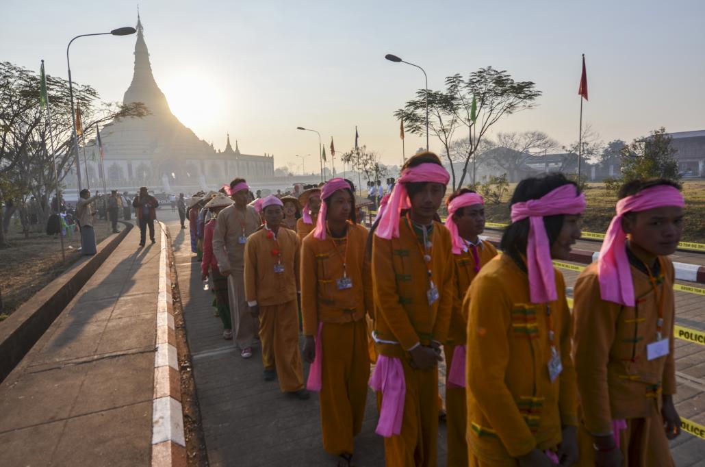 ပင်လုံတွင်ကျင်းပသည့် ပြည်ထောင်စုနေ့အခမ်းအနားသို့ တက်ရောက်လာကြသည့် တိုင်းရင်းသားအချို့။ ဓာတ်ပုံ-တေဇလှိုင်