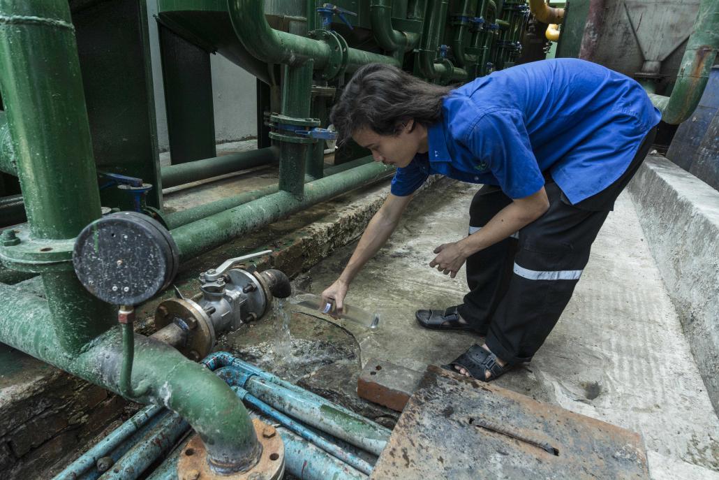 A worker at the Yangon Distillery in Thaketa Township. (Teza Hlaing | Frontier)