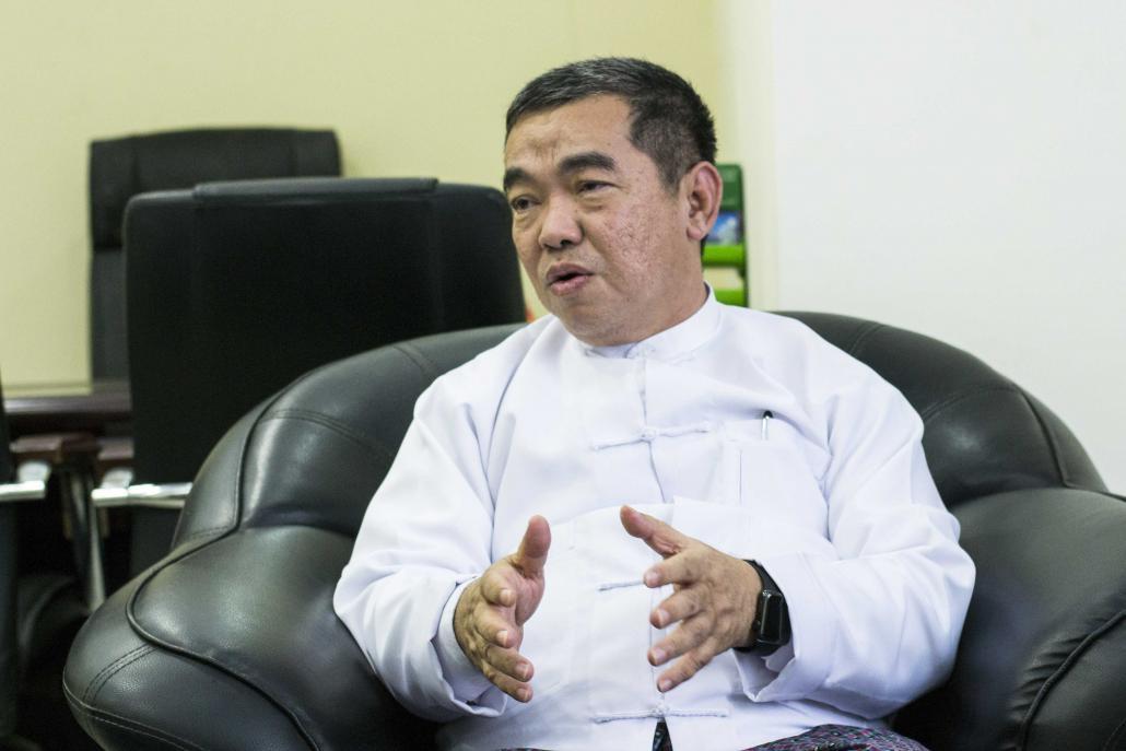 မြန်မာနိုင်ငံ စက်သုံးဆီ တင်သွင်းရောင်းချ ဖြန့်ဖြူးရေးအသင်း အတွင်းရေးမှူး ဒေါက်တာဝင်းမြင့်။ ဓာတ်ပုံ-တေဇလှိုင်