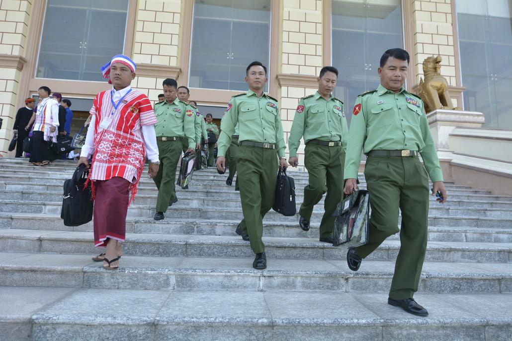 ဒုတိယအကြိမ် လွှတ်တော်အစည်းအဝေးများသို့ တက်ရောက်လာကြသည့် လွှတ်တော်ကိုယ်စားလှယ် အချို့၊ ဓာတ်ပုံ- တေဇလှိုင်