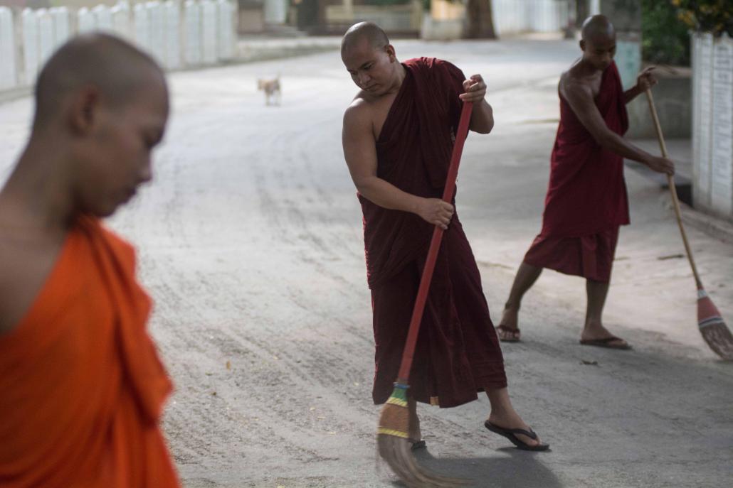 Monks keep the monastery compound tidy. (Teza Hlaing / Frontier)