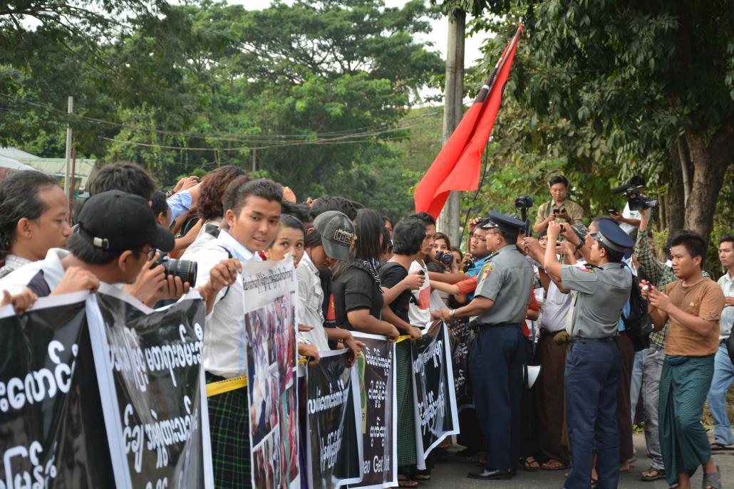 လက်ပံတောင်တောင် ကြေးနီစီမံကိန်းအား ရန်ကုန်မြို့တွင် ၂၀၁၃ ခုနှစ်က ကန့်ကွက်ဆန္ဒပြနေကြစဉ်။ ဓာတ်ပုံ- တေဇလှိုင်