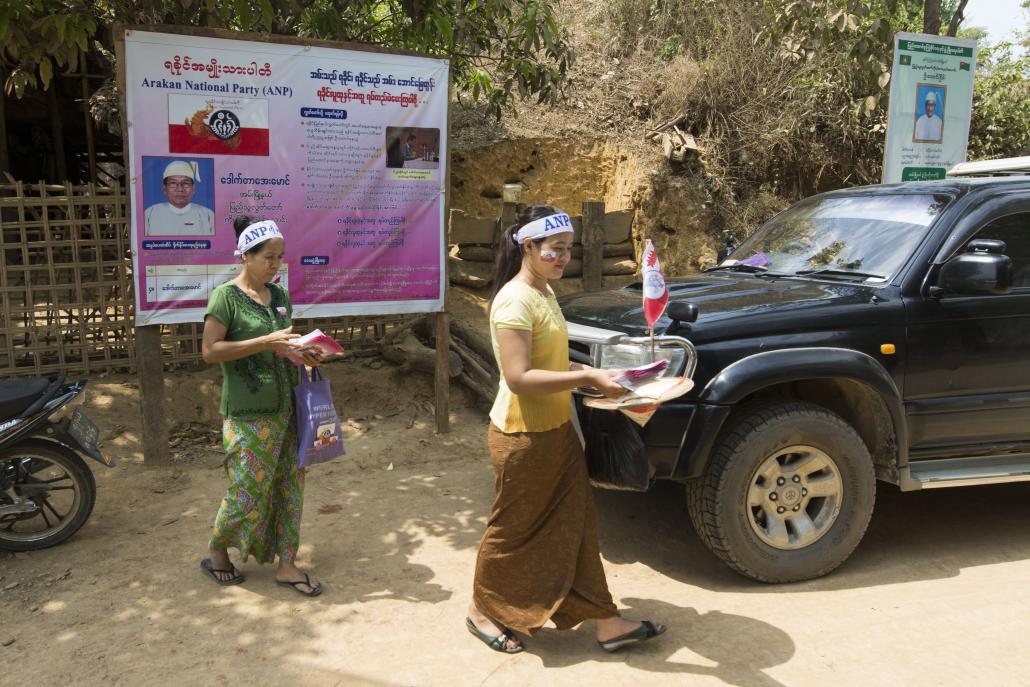 ဒေါက်တာအေးမောင်ရဲ့ ဓာတ်ပုံနဲ့ မဲဆွယ်ပိုစတာတွေကို အမ်းမြို့နယ်အနှံ့မှာ တွေ့ရပါတယ်။ ဓာတ်ပုံ-တေဇလှိုင်