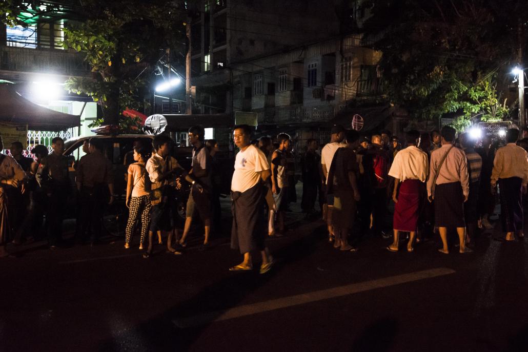 A crowd gathered at the centre of last night's confrontation in Mingalar Taung Nyunt. (Teza Hlaing | Frontier)