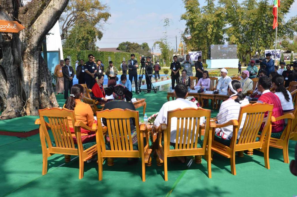 Daw Aung San Suu Kyi holds a meeting with ethnic youth leaders in the town of Panglong, Shan State, on February 12. The state counsellor travelled to the town for a ceremony to mark Union Day that was held earlier the same day. (Teza Hlaing | Frontier)