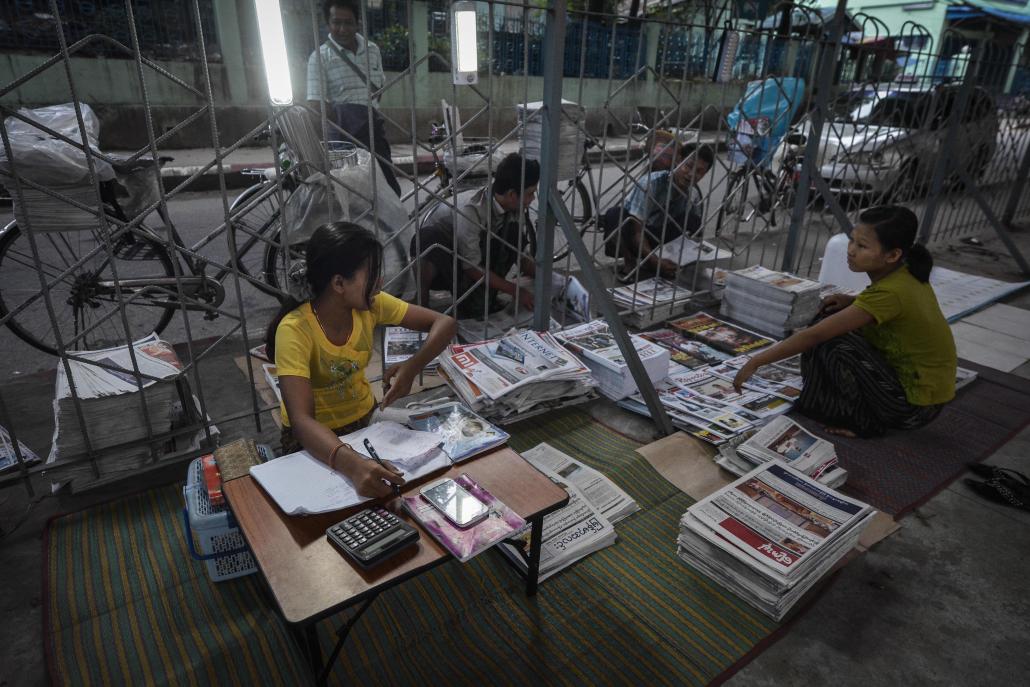 A newspaper seller in Yangon. (Teza Hlaing / Frontier)