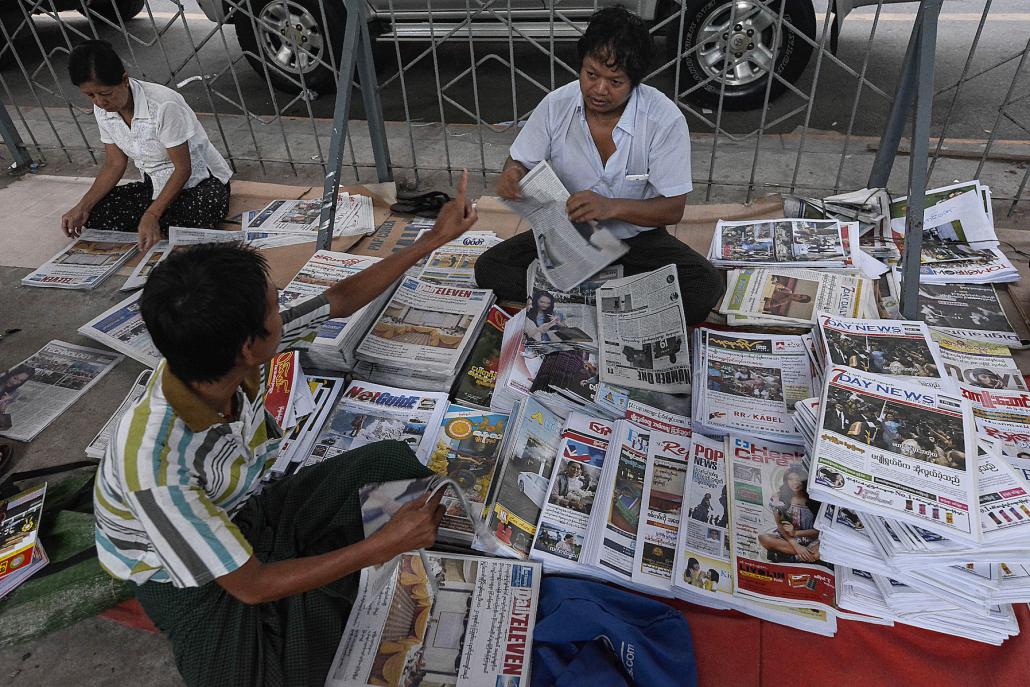 A newspaper vendor in Yangon. (Teza Hlaing / Frontier)