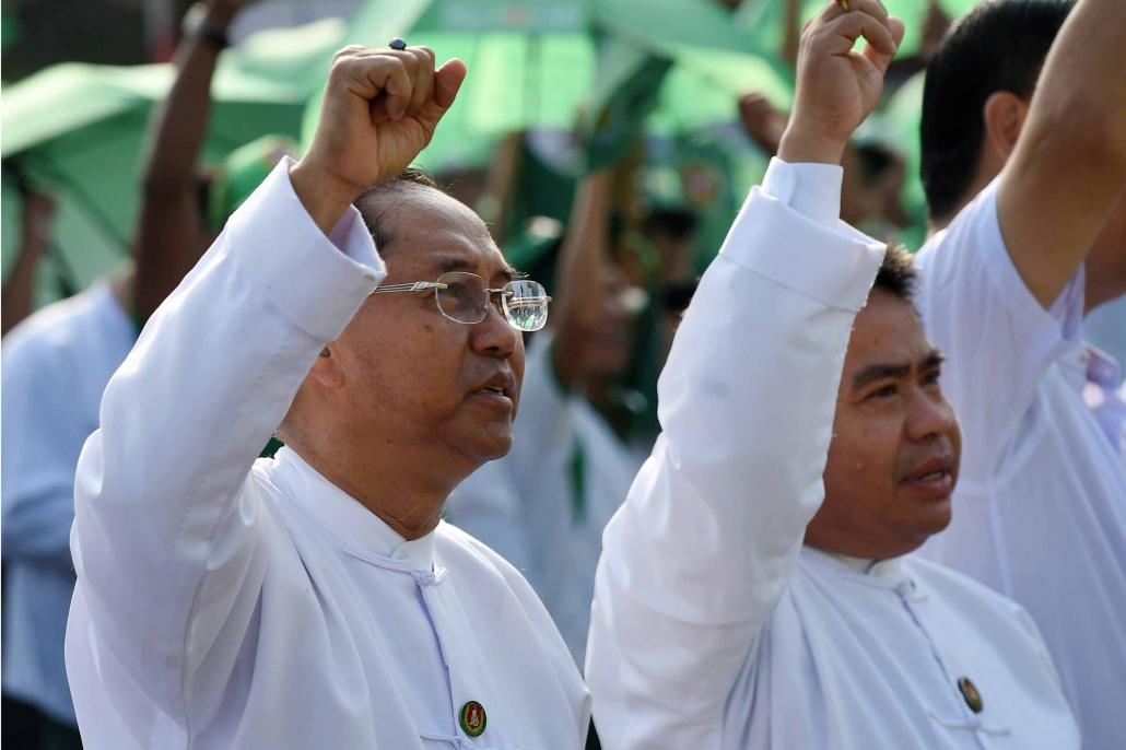 Former Yangon Region Chief Minister U Myint Swe leads a Union Solidarity and Development Party campaign rally in Yangon on October 25, 2015. (AFP)