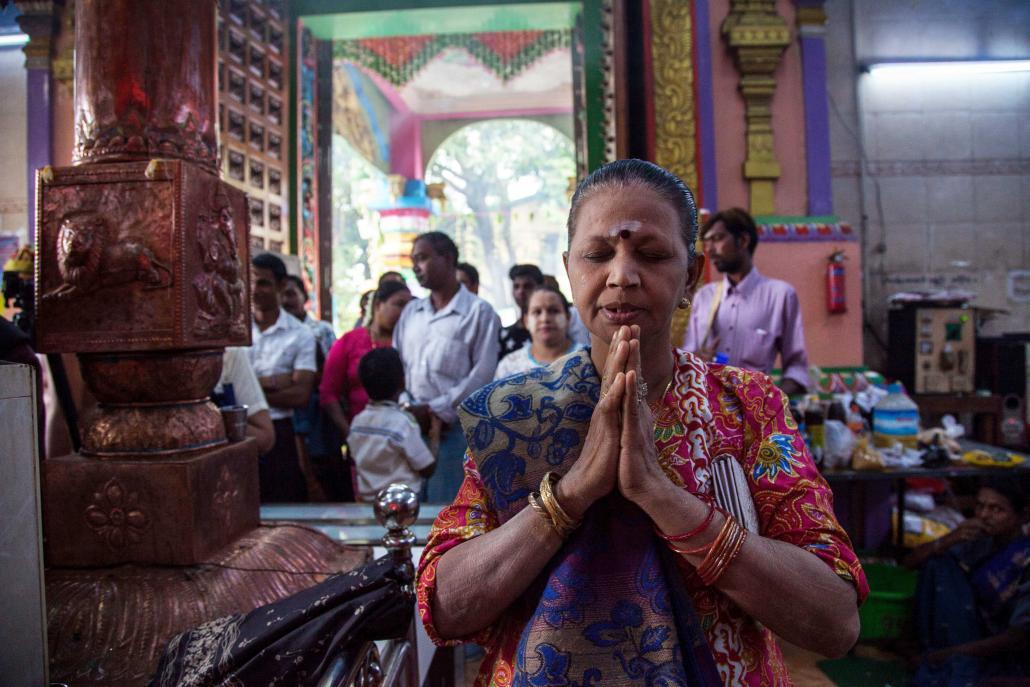 ၂၀၁၆ ဇွန်လက ရှာနီဆုတောင်းပွဲတစ်ခုတွင် ဟိန္ဒူဘာသာဝင် အမျိုးသမီးတစ်ဦးအား တွေ့ရစဉ်။ ဓာတ်ပုံ - သိမ့်မွန်စိုး(ဂျေ)