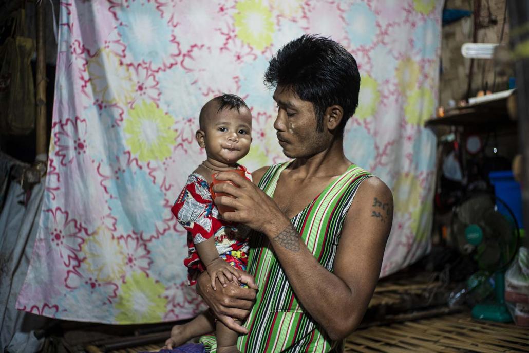 ကိုသန့်စင်ဦး ၃၁ နှစ်သည် မီးရထားလုပ်ငန်းခွင်၌ လုပ်ကိုင်နေသည်မှာ ခြောက်နှစ်ရှိပြီဖြစ်သည်။ ဓာတ်ပုံ - ရိန်နူးအောင်