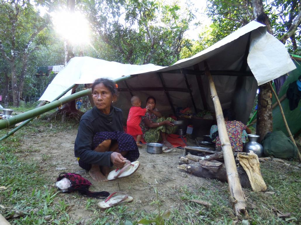 A family displaced by fighting between government troops and the Arakan Army takes shelter at a displacement camp housing over 700 people in Kyauktaw township on December 23, 2018. (AFP) 