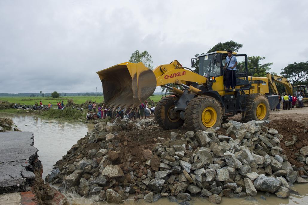 ပျက်စိးသွားသည့် ကားလမ်းများကို သက်ဆိုင်ရာက ပြင်ဆင်လျှက်ရှိသည်။ ဓာတ်ပုံ-အေအက်ဖ်ပီ