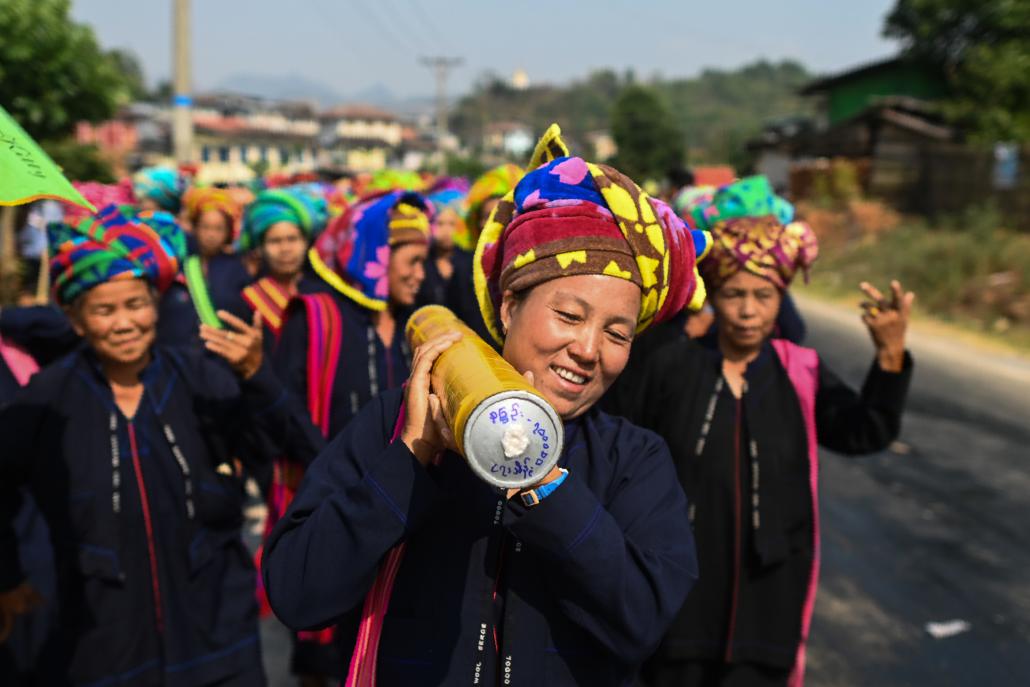 မီးလုံးပွဲတော်တွင် အမျိုးသမီးများလည်း ပျော်ပျော်ရွှင်ရွှင် ပါဝင်ကြလေ့ရှိသည်။ ဓာတ်ပုံ-အေအက်ဖ်ပီ