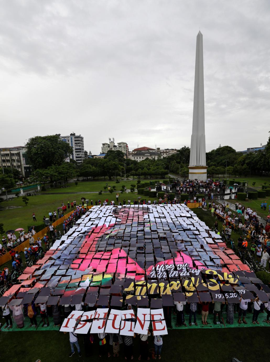 ရန်ကုန်မြို့ မဟာဗန္ဓုလပန်းခြံ၌ လူပေါင်း ၇၄၀ က နိုင်ငံတော်၏ အတိုင်ပင်ခံပုဂ္ဂိုလ် ဒေါ်အောင်ဆန်းစုကြည် ရုပ်ပုံကို ကားချပ်များဖြင့် စုပေါင်းပုံဖော်ခဲ့ကြသည်။ ဓာတ်ပုံ-အေအက်ဖ်ပီ