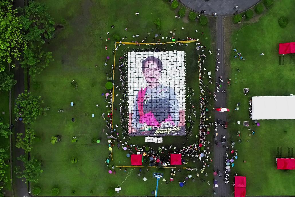 ရန်ကုန်မြို့ မဟာဗန္ဓုလပန်းခြံ၌ လူပေါင်း ၇၄၀ က နိုင်ငံတော်၏ အတိုင်ပင်ခံပုဂ္ဂိုလ် ဒေါ်အောင်ဆန်းစုကြည် ရုပ်ပုံကို ကားချပ်များဖြင့် စုပေါင်းပုံဖော်ခဲ့ကြသည်။ ဓာတ်ပုံ-အေအက်ဖ်ပီ