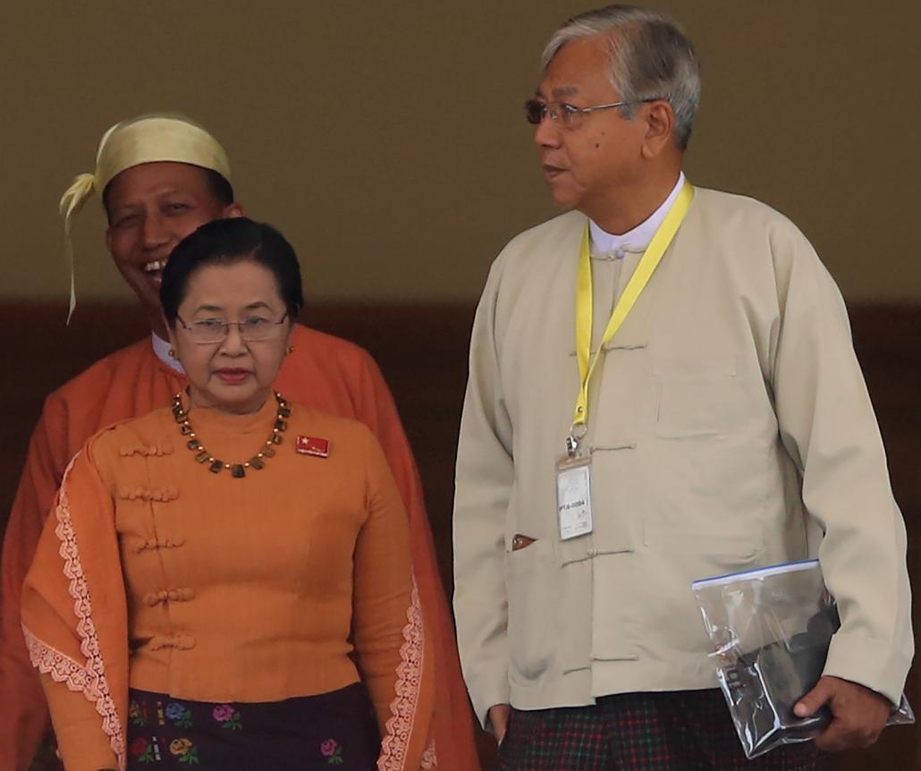 သမ္မတဦးထင်ကျော်နှင့်အတူ ဒေါ်စုစုလွင်ကို မတ်လ ဒုတိယပတ်က ပြည်ထောင်စုလွှတ်တော်တွင် တွေ့ရစဉ်။ ဓာတ်ပုံ- အေအက်ဖ်ပီ