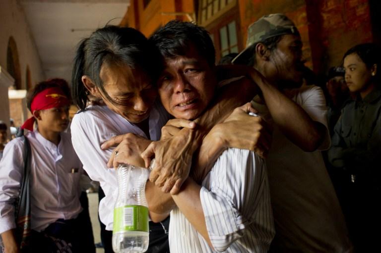 သာယာဝတီ တရားရုံးက ပြန်လွှတ်ပေးလိုက်သည့် ကျောင်းသားတစ်ဦးအား ကြိုဆိုနေသည့် မိဘတစ်ဦး။ ဓာတ်ပုံ- အေအက်ဖ်ပီ/ရဲအောင်သူ