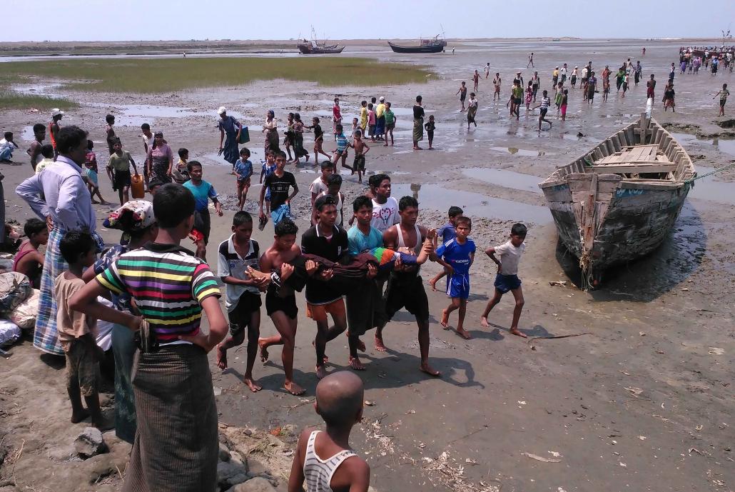 လှေနစ်မြုတ်မှုကြောင့် သေဆုံးသွားသူများ၏ ရုပ်အလောင်းများကို ဆယ်တင်လာကြစဉ်။ ဓာတ်ပုံ- အေအက်ဖ်ပီ