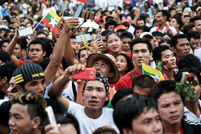 ဒေါ်အောင်ဆန်းစုကြည်နှင့် တွေ့ဆုံခွင့်ရရှိရန် လာရောက်စောင့်ဆိုင်းနေကြသည့် မြန်မာရွှေ့ပြောင်းလုပ်သားများ။ ဓာတ်ပုံ- အေအက်ဖ်ပီ