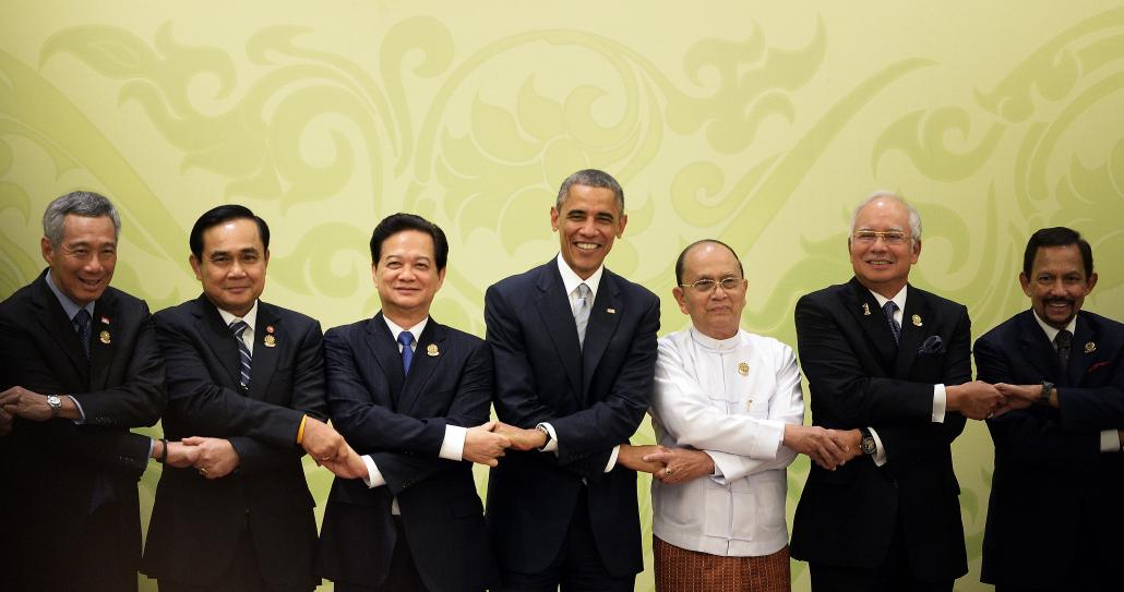 US President Barack Obama, Thein Sein and other leaders onstage at the ASEAN Summit in Nay Pyi Taw on November 13, 2014. (Christophe Archambault / AFP)