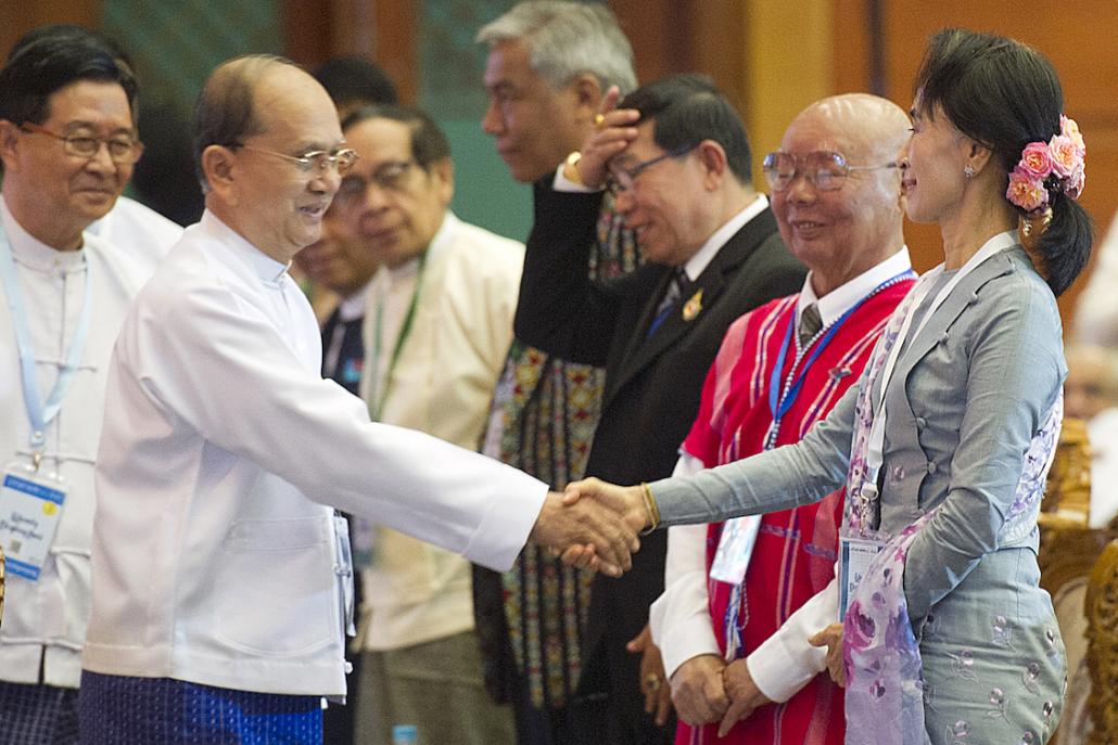 Former President U Thein Sein shakes hands with State Counsellor Daw Aung San Suu Kyi at the Union Peace Conference in Nay Pyi Taw in January. (Ye Aung Thu / AFP)