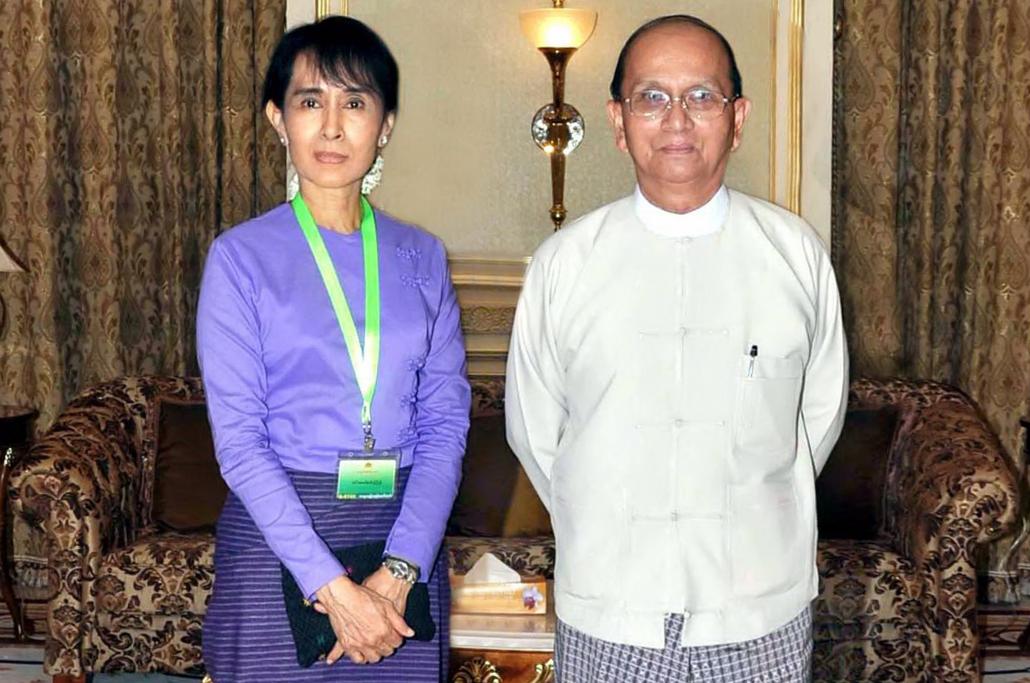 Aung San Suu Kyi poses for a photo with President Thein Sein during their meeting at the presidential office in Nay Pyi Taw on August 19, 2011. (AFP / Myanmar News Agency)